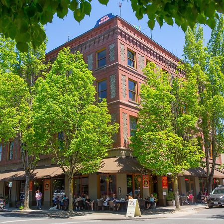 Mcmenamins Hotel Oregon แม็คมินวิลล์ ภายนอก รูปภาพ