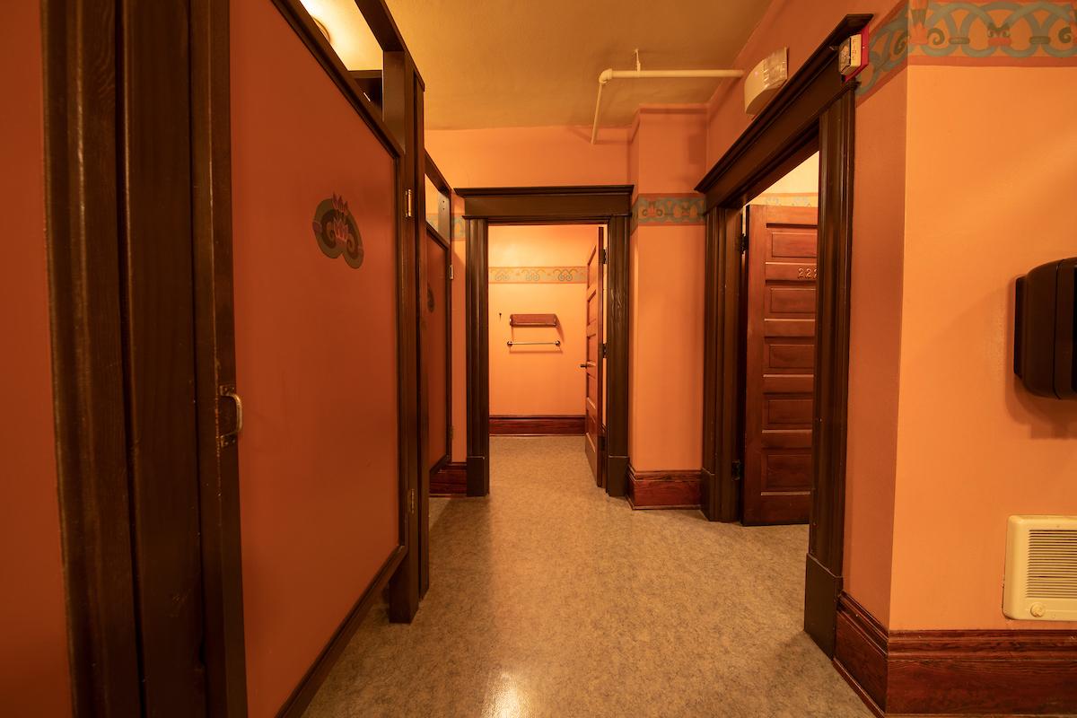 Mcmenamins Hotel Oregon แม็คมินวิลล์ ภายนอก รูปภาพ