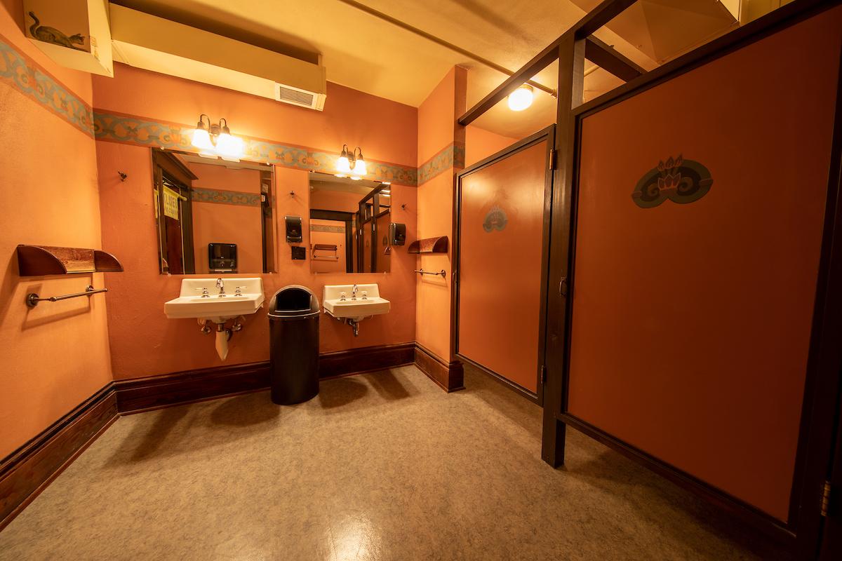 Mcmenamins Hotel Oregon แม็คมินวิลล์ ภายนอก รูปภาพ