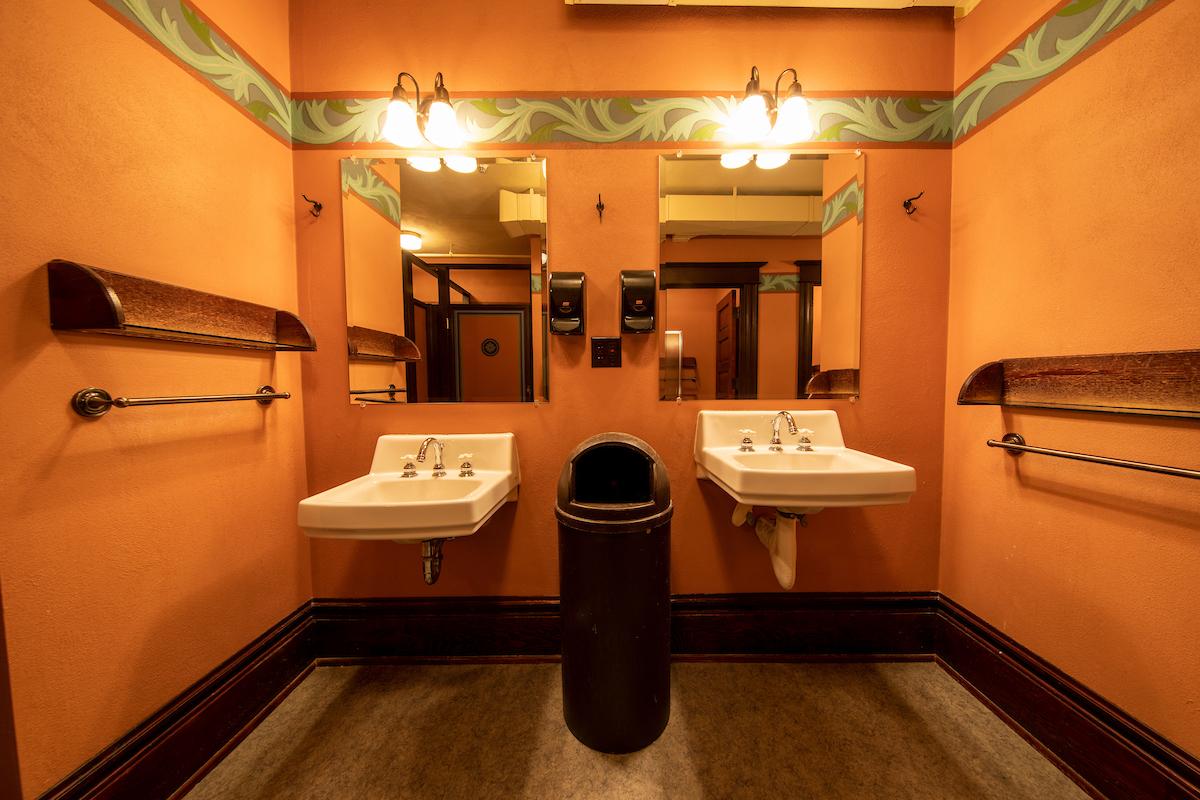 Mcmenamins Hotel Oregon แม็คมินวิลล์ ภายนอก รูปภาพ