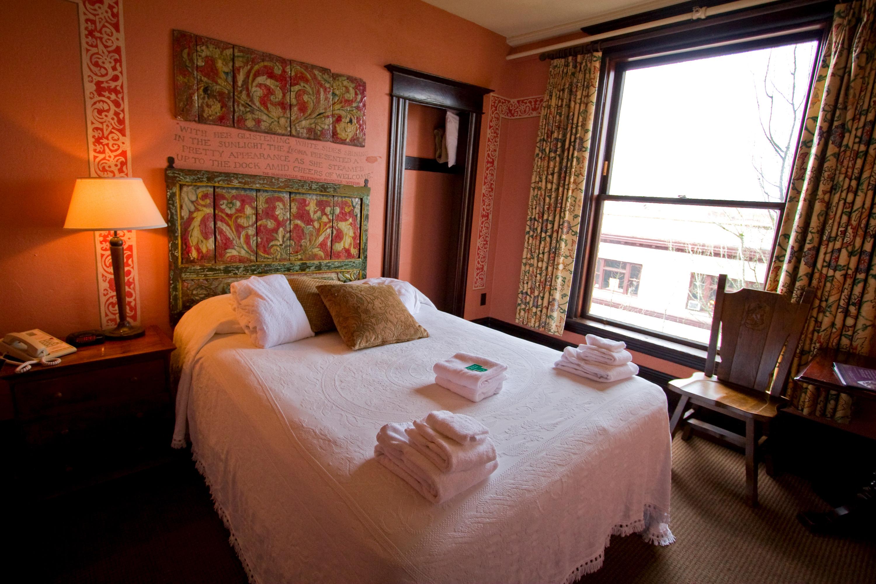Mcmenamins Hotel Oregon แม็คมินวิลล์ ภายนอก รูปภาพ