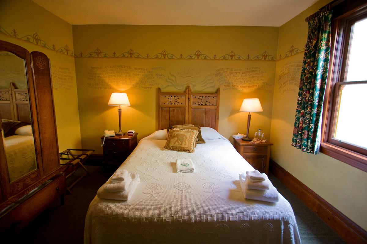 Mcmenamins Hotel Oregon แม็คมินวิลล์ ภายนอก รูปภาพ