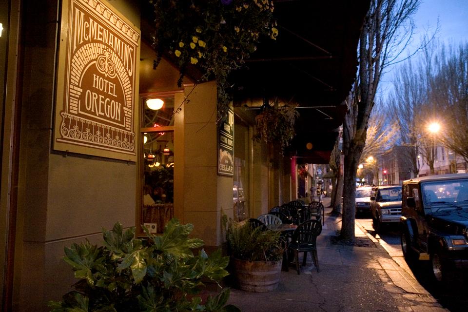 Mcmenamins Hotel Oregon แม็คมินวิลล์ ภายนอก รูปภาพ