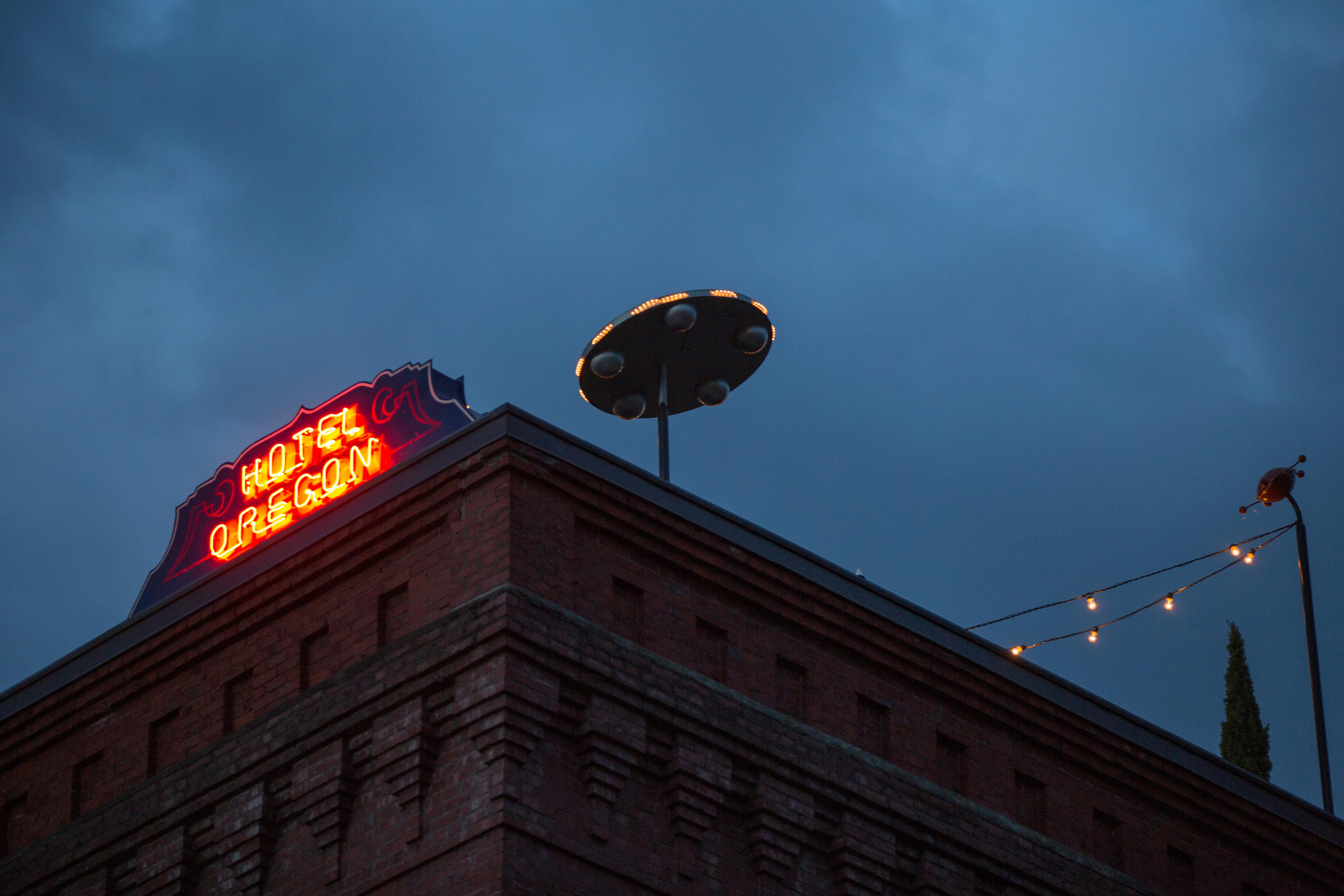 Mcmenamins Hotel Oregon แม็คมินวิลล์ ภายนอก รูปภาพ
