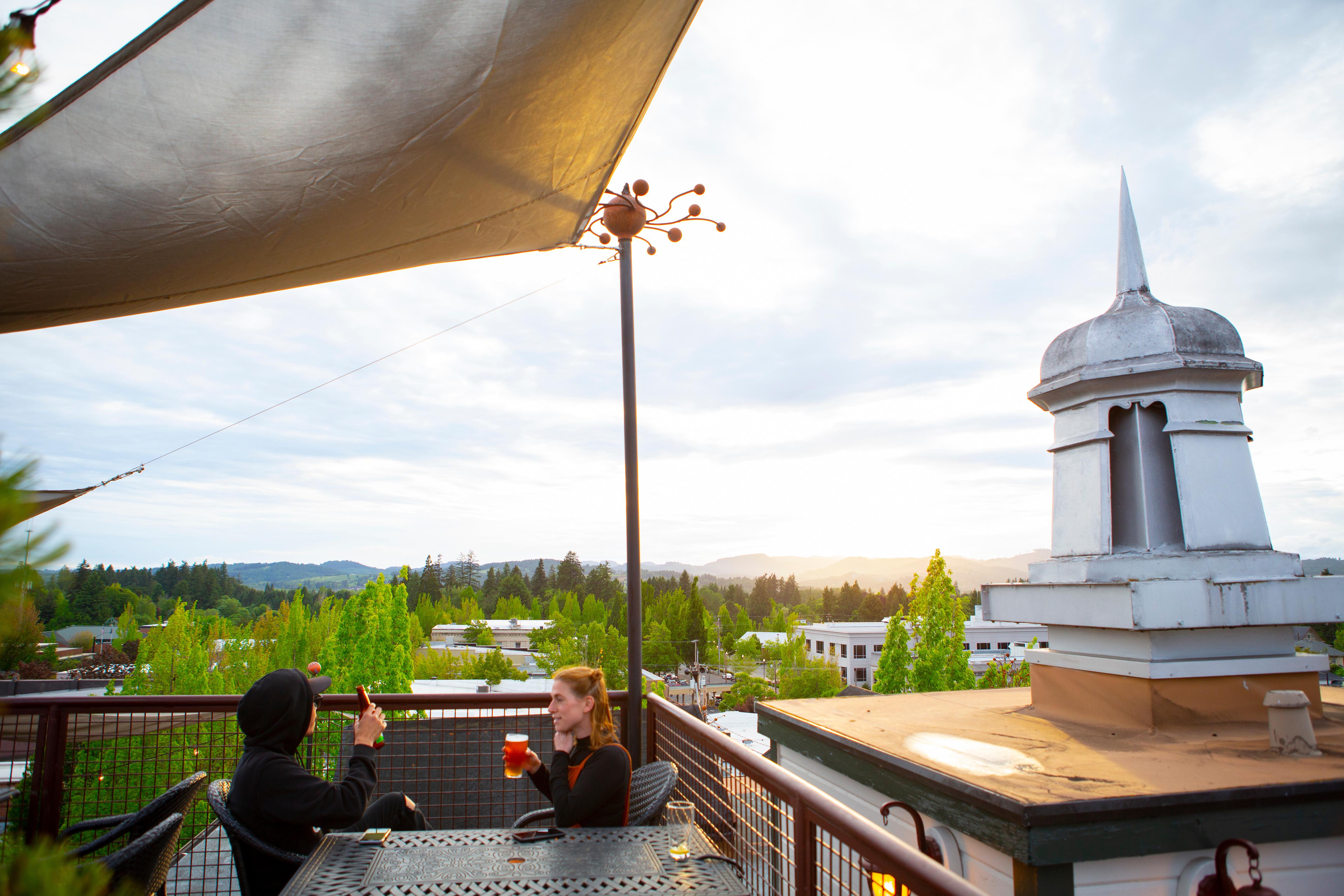 Mcmenamins Hotel Oregon แม็คมินวิลล์ ภายนอก รูปภาพ