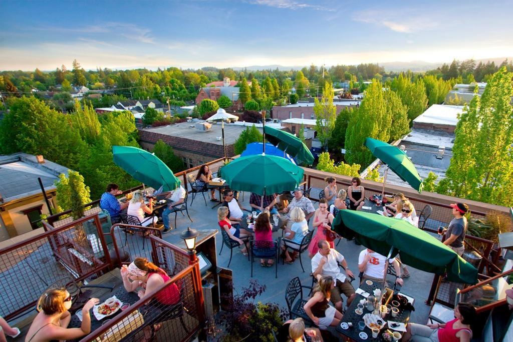 Mcmenamins Hotel Oregon แม็คมินวิลล์ ภายนอก รูปภาพ