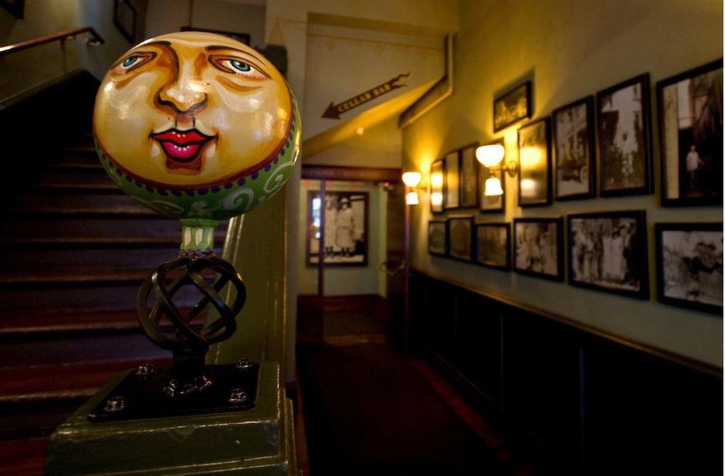 Mcmenamins Hotel Oregon แม็คมินวิลล์ ภายนอก รูปภาพ