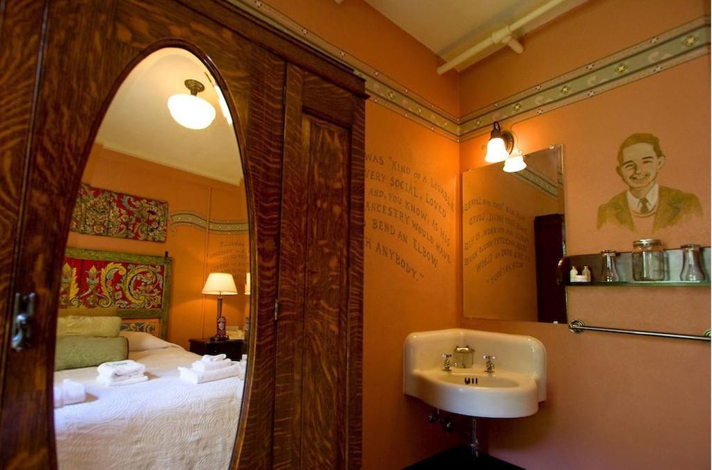 Mcmenamins Hotel Oregon แม็คมินวิลล์ ภายนอก รูปภาพ