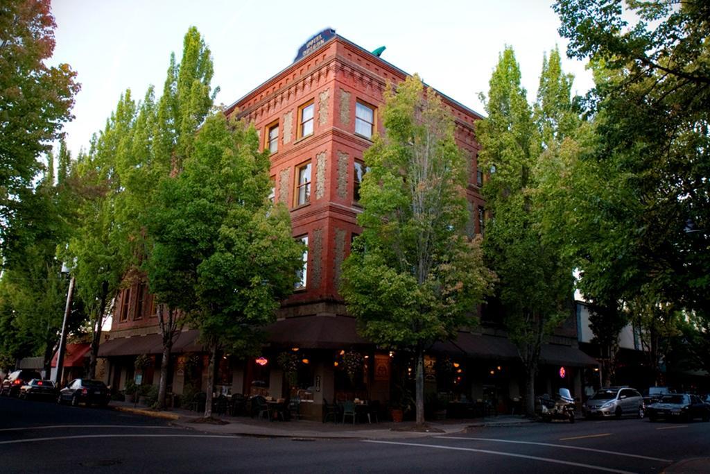 Mcmenamins Hotel Oregon แม็คมินวิลล์ ภายนอก รูปภาพ